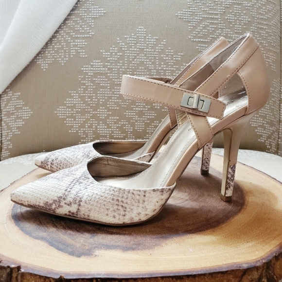 NWT BCBGENERATION | BEIGE SNAKESKIN POINTY SHOE